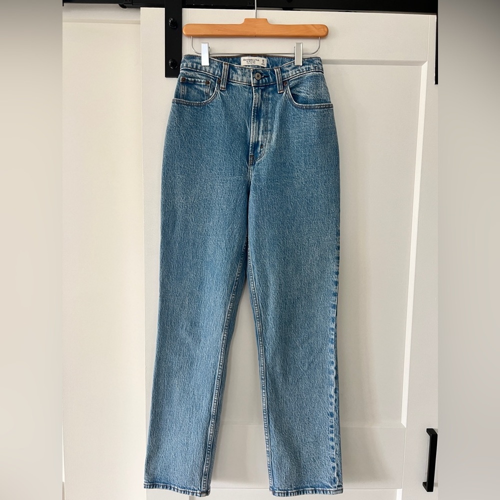 Abercrombie Curve Love High Rise 90s Straight Jean 26 Medium light wash NWOT